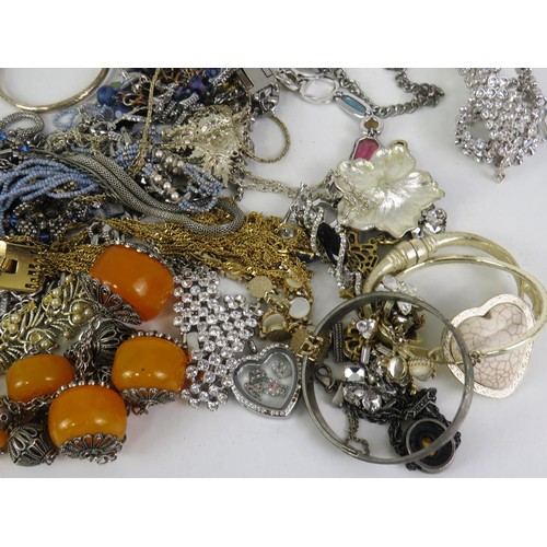 165 - ASSORTED JEWELLERY INCLUDING NECKLACES, BRACELETS, SARAH COVENTRY ETC