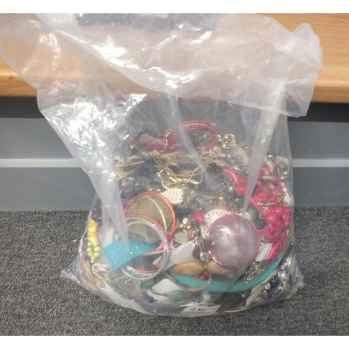 236 - APPROX 10kg OF UNSORTED COSTUME JEWELLLERY