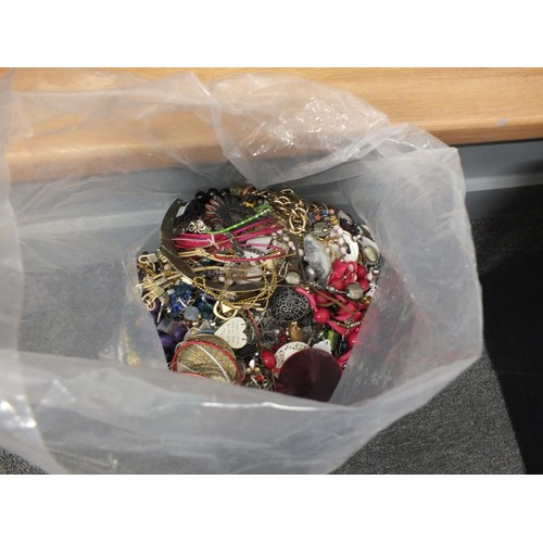 236 - APPROX 10kg OF UNSORTED COSTUME JEWELLLERY