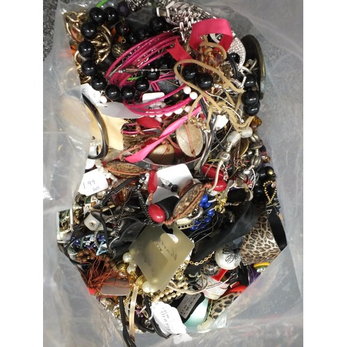 236 - APPROX 10kg OF UNSORTED COSTUME JEWELLLERY