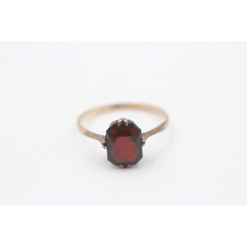 32 - 9ct Gold Antique Garnet Single Stone Ring (1.6g)- Size O