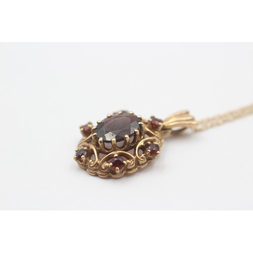 37 - 9ct Gold Garnet Ornate Oval Pendant Necklace (3.6g)