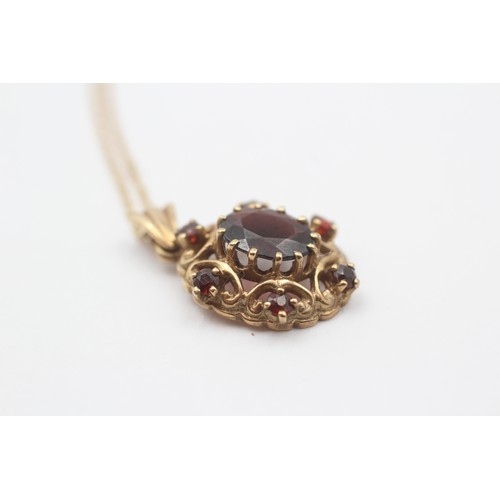37 - 9ct Gold Garnet Ornate Oval Pendant Necklace (3.6g)
