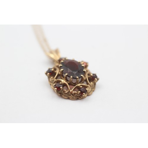 37 - 9ct Gold Garnet Ornate Oval Pendant Necklace (3.6g)