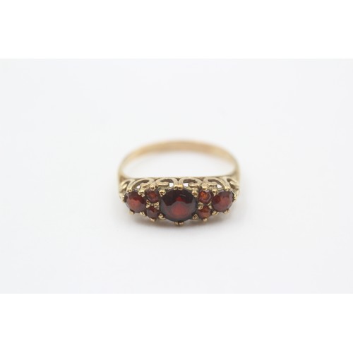 39 - 9ct Gold Garnet Seven Stone Ring (1.6g)- Size L