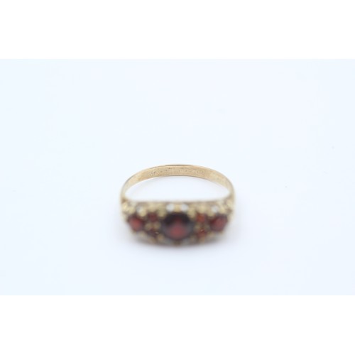 39 - 9ct Gold Garnet Seven Stone Ring (1.6g)- Size L