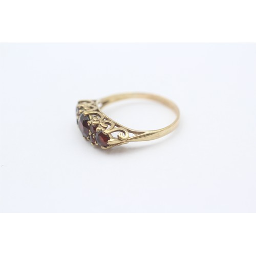 39 - 9ct Gold Garnet Seven Stone Ring (1.6g)- Size L