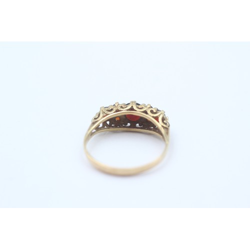 39 - 9ct Gold Garnet Seven Stone Ring (1.6g)- Size L