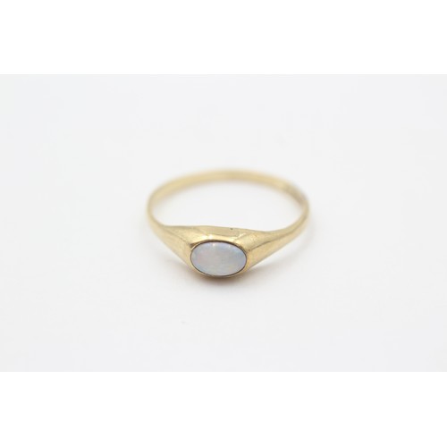 51 - 9ct Gold White Opal Single Stone Ring (1.3g)- Size N