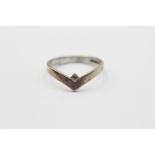 58 - 9ct White Gold Diamond Single Stone Chevron Ring (2.1g)- Size M