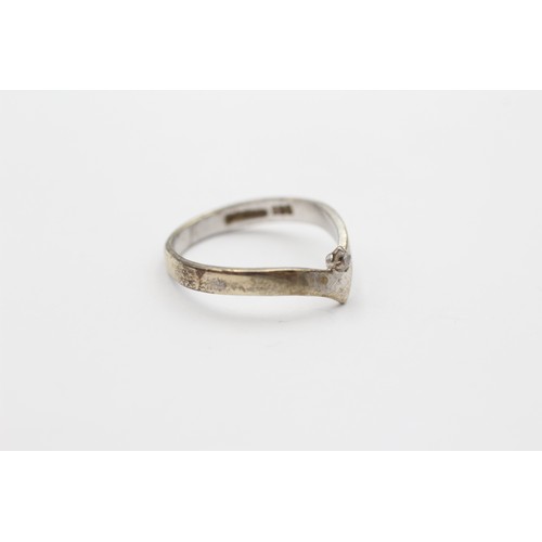 58 - 9ct White Gold Diamond Single Stone Chevron Ring (2.1g)- Size M