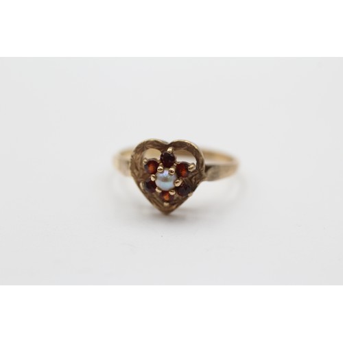 59 - 9ct Gold Garnet & Seed Pearl Floral Cluster Ring (2g)- Size L