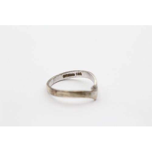 58 - 9ct White Gold Diamond Single Stone Chevron Ring (2.1g)- Size M