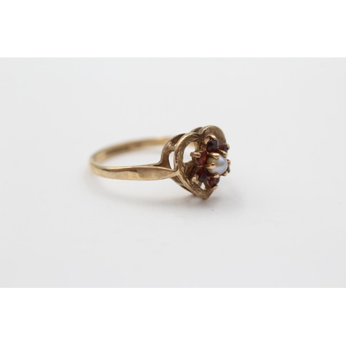 59 - 9ct Gold Garnet & Seed Pearl Floral Cluster Ring (2g)- Size L