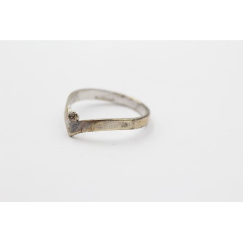 58 - 9ct White Gold Diamond Single Stone Chevron Ring (2.1g)- Size M