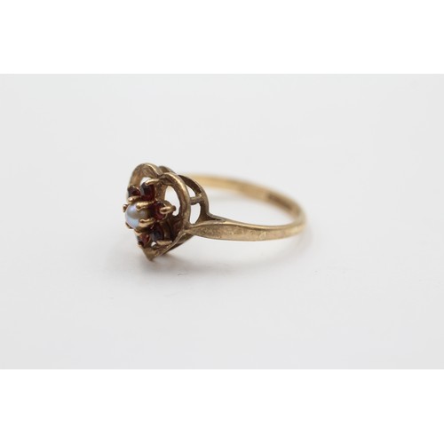 59 - 9ct Gold Garnet & Seed Pearl Floral Cluster Ring (2g)- Size L