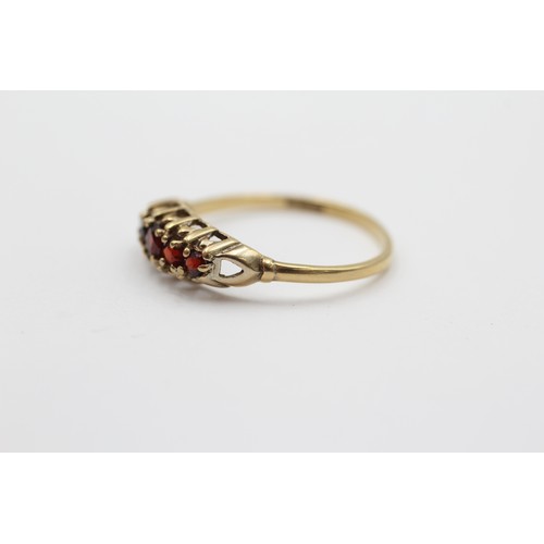 60 - 9ct Gold Garnet Five Stone Ring (1.3g)- Size P