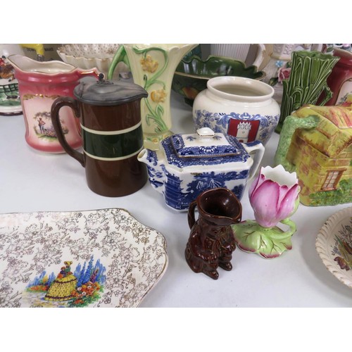 302 - SHELF LOT OF CERAMICS INCLUDES CHAMELEON WARE POTTERY VASE, DELFT, SYLVAC etc