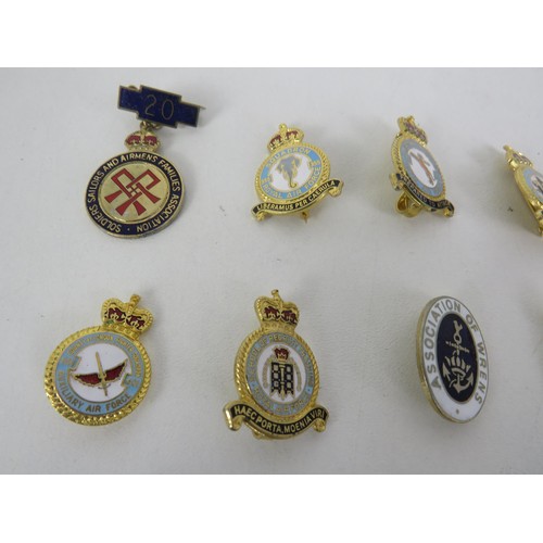 136 - RAF AND OTHER MILITARY BADGES APPROXIMATELY 28