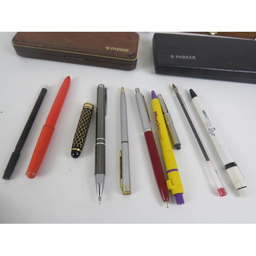 220 - TRAY OF PENS AND PEN BOXES INCLUDES PARKER, PAPERMATEM SHEAFFER ETC