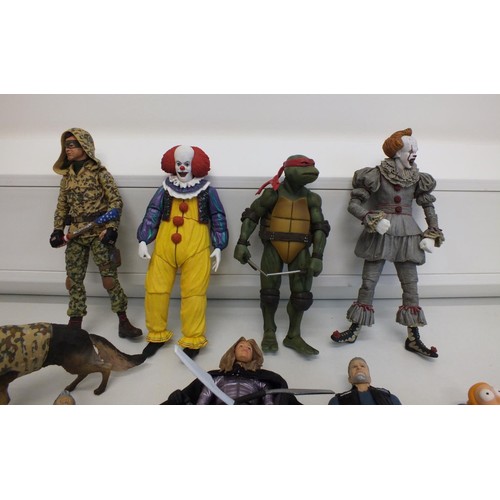 33 - TRAY OF TOY FIGURES INCLUDES - PENNYWISE, TEENAGE MUTANT TURTLE etc