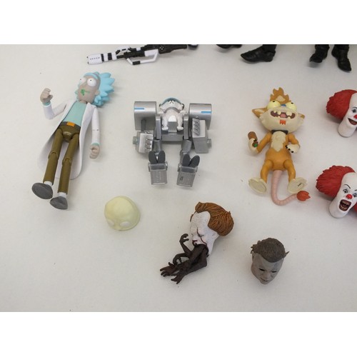 34 - TRAY OF TOY FIGURES INCLUDES - STORM TROOPER, HALLOWEEN PUMPKIN and SOME LOOSE HEADS