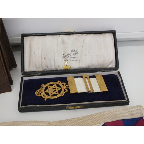 51 - MASONIC ITEMS IN BROWN LEATHER CASE INCLUDES ROYAL ARCH MEMBERS MEDAL IN PRESENTATION CASE (FATTORIN... 