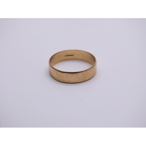 75 - 750 18ct GOLD WEDDING BAND RING SIZE W, Weight 4.2g