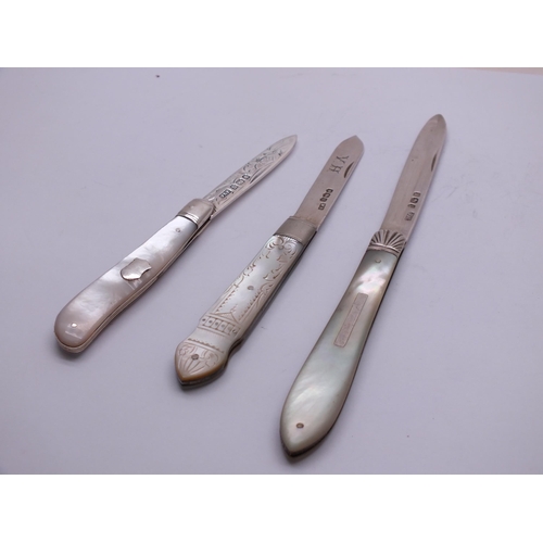 66 - 3x STERLING SILVER & MOTHER OF PEARL FRUIT KNIVES