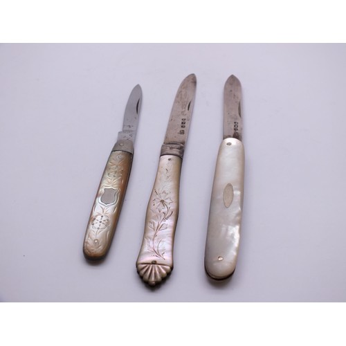 63 - 2x STERLING SILVER & MOTHER OF PEARL FRUIT KNIVES PLUS ONE MOTHER OF PEARL FRUIT KNIFE