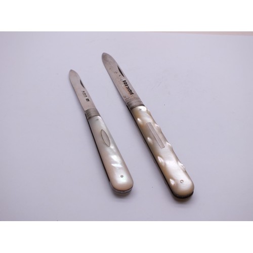 64 - 2x STERLING SILVER & MOTHER OF PEARL FRUIT KNIVES