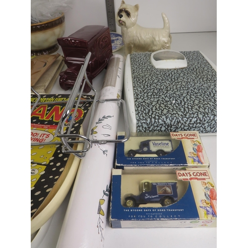 317 - SHELF LOT OF MISCELLANEOUS TO INCLUDE CERAMICS, COMICS, PLATES, SERVING TRAYS ETC