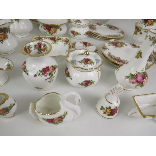 327 - 24 PIECE ROYAL ALBERT OLD COUNTRY ROSES CHINA TEA SET - TO INCLUDE 17 TRINKETS, 6 SIDE PLATES, CUPS ... 