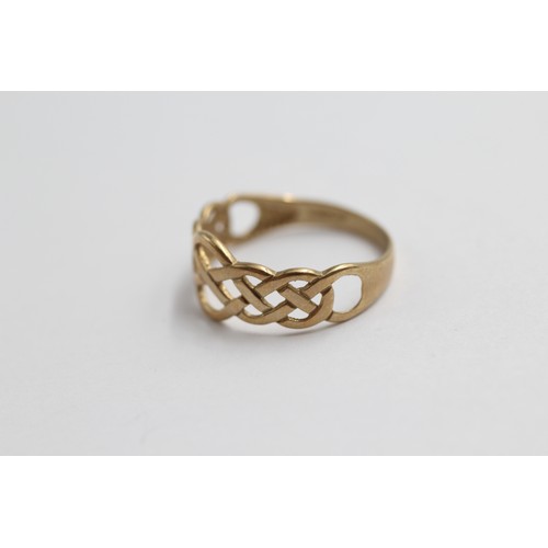 404 - 9ct gold celtic knot openwork ring (1.4g)-SIZE N