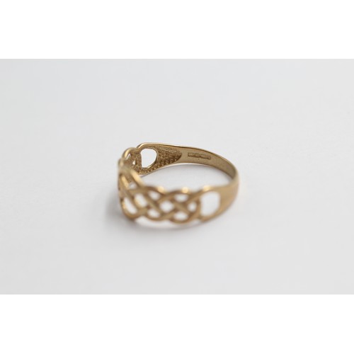 404 - 9ct gold celtic knot openwork ring (1.4g)-SIZE N