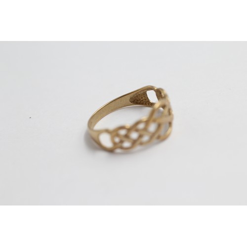 404 - 9ct gold celtic knot openwork ring (1.4g)-SIZE N