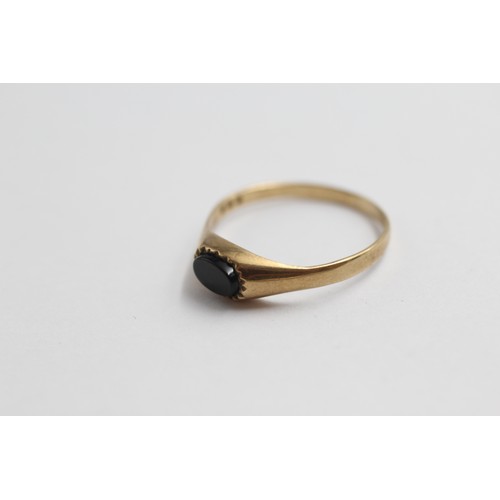 414 - 9ct gold vintage onyx signet ring (1.1g)-SIZE O