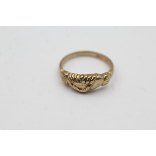 466 - 9ct gold vintage holding hands rings (2.1g)- SIZE M