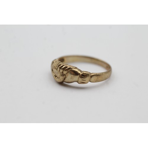 466 - 9ct gold vintage holding hands rings (2.1g)- SIZE M