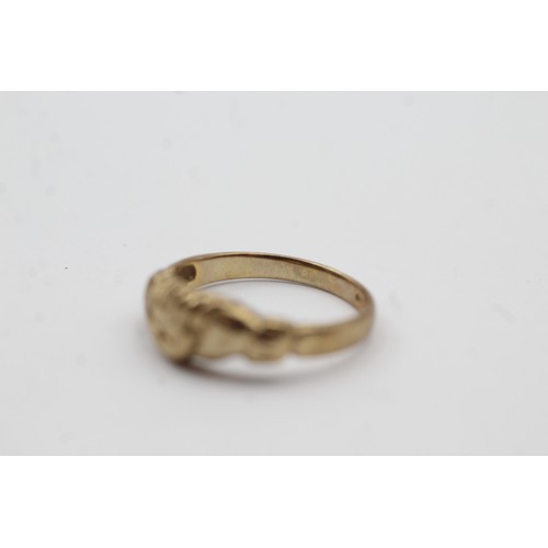 466 - 9ct gold vintage holding hands rings (2.1g)- SIZE M