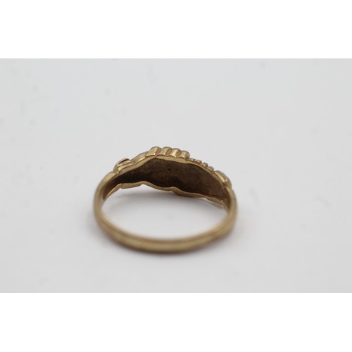 466 - 9ct gold vintage holding hands rings (2.1g)- SIZE M