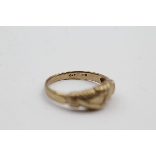 466 - 9ct gold vintage holding hands rings (2.1g)- SIZE M