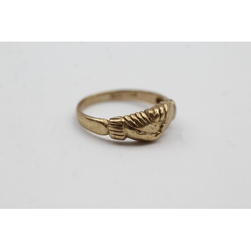 466 - 9ct gold vintage holding hands rings (2.1g)- SIZE M