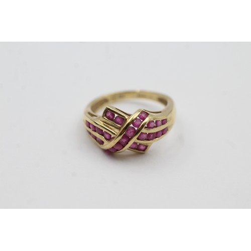 472 - 9ct gold ruby channel set twist ring (3.1g)- SIZE N