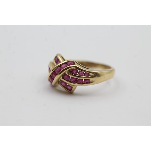 472 - 9ct gold ruby channel set twist ring (3.1g)- SIZE N