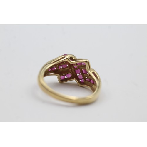 472 - 9ct gold ruby channel set twist ring (3.1g)- SIZE N