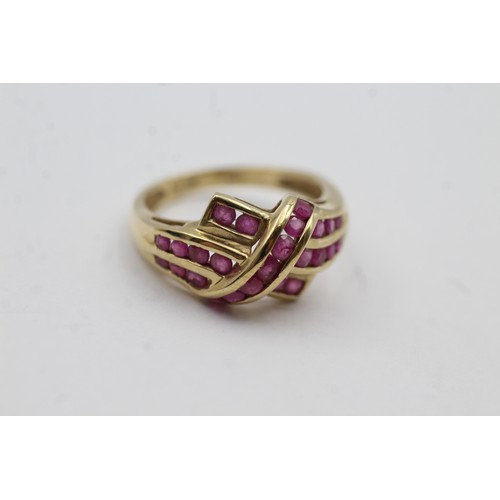 472 - 9ct gold ruby channel set twist ring (3.1g)- SIZE N