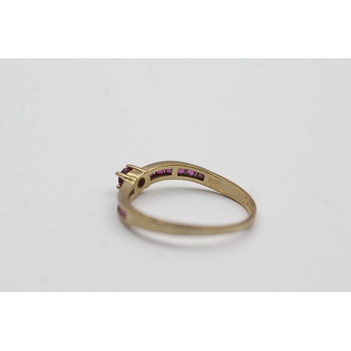 474 - 9ct gold ruby channel shoulder setting ring (1.4g)- SIZE O