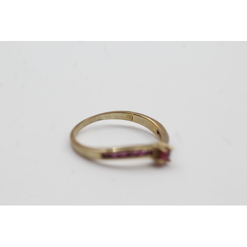 474 - 9ct gold ruby channel shoulder setting ring (1.4g)- SIZE O