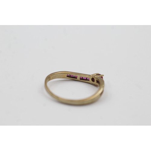 474 - 9ct gold ruby channel shoulder setting ring (1.4g)- SIZE O